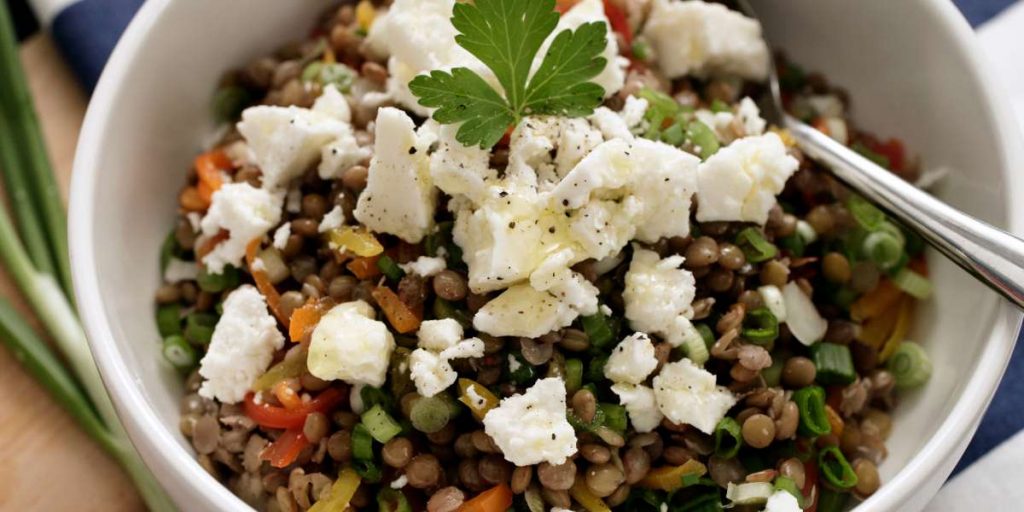 Salade lentille, chèvre, noisettes