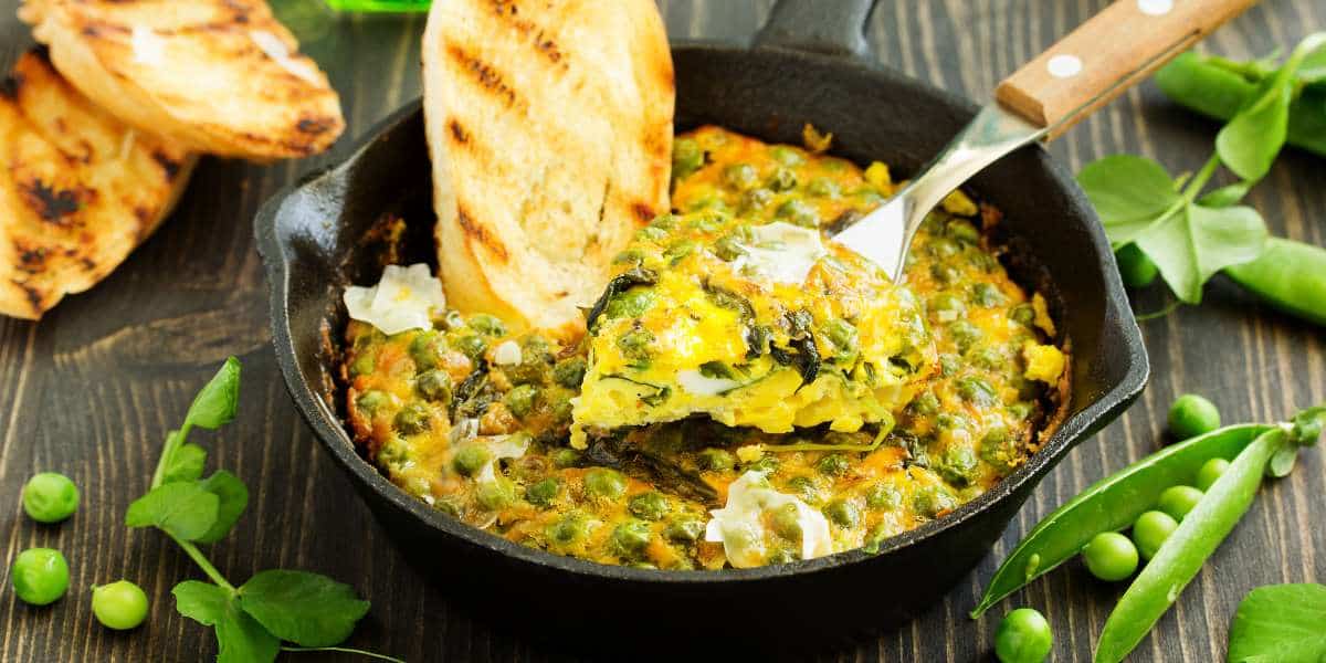 Frittata aux petits pois, feta et oignons de printemps