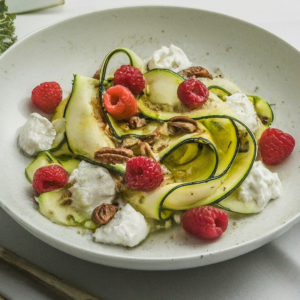 Salade courgettes burrata framboises