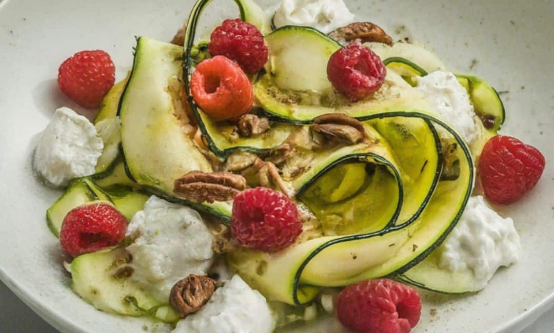 Salade courgettes burrata framboises