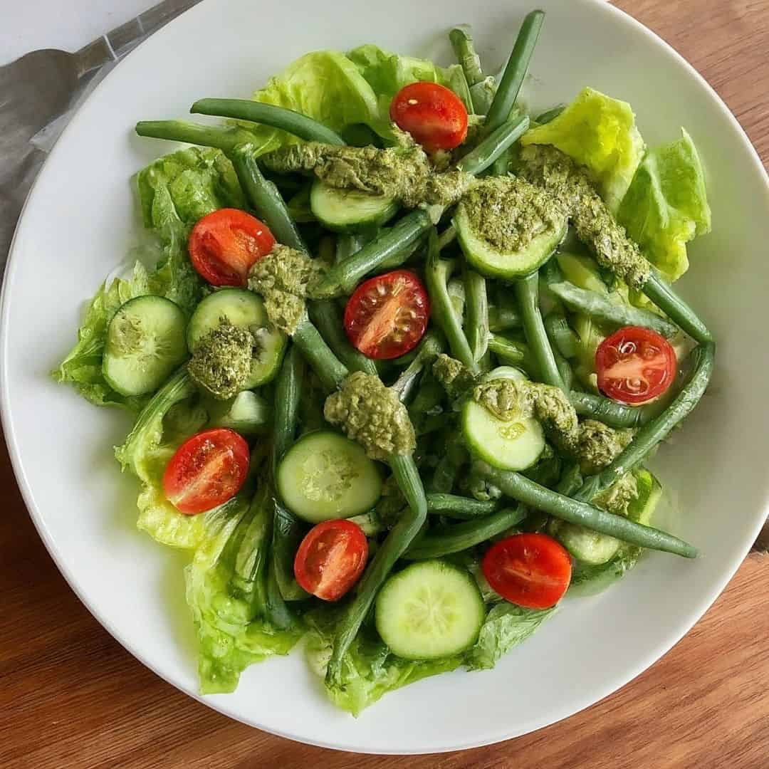 Salade Batavia aux légumes croquants et pesto