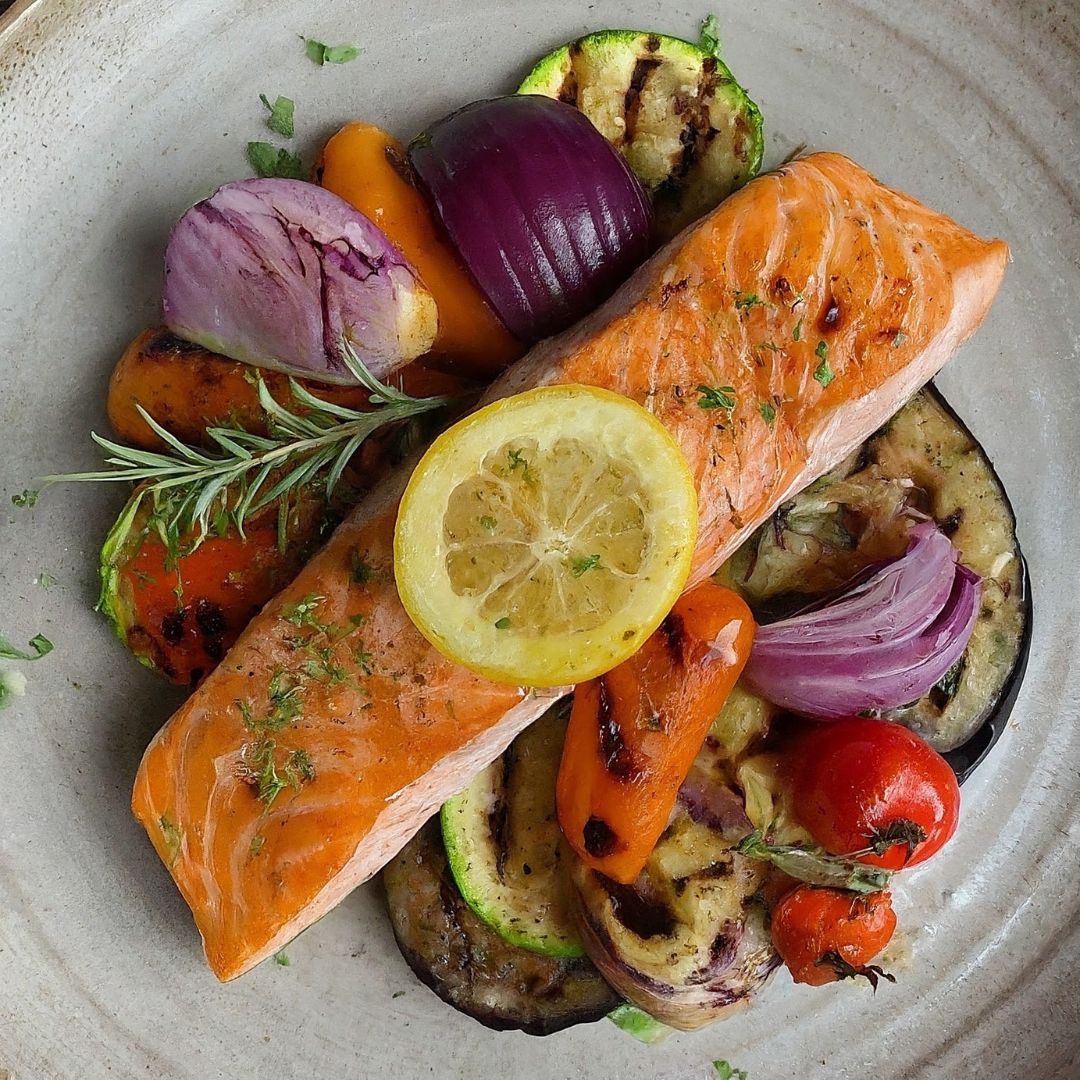 Pavés de saumon aux légumes d’été et sauce citron